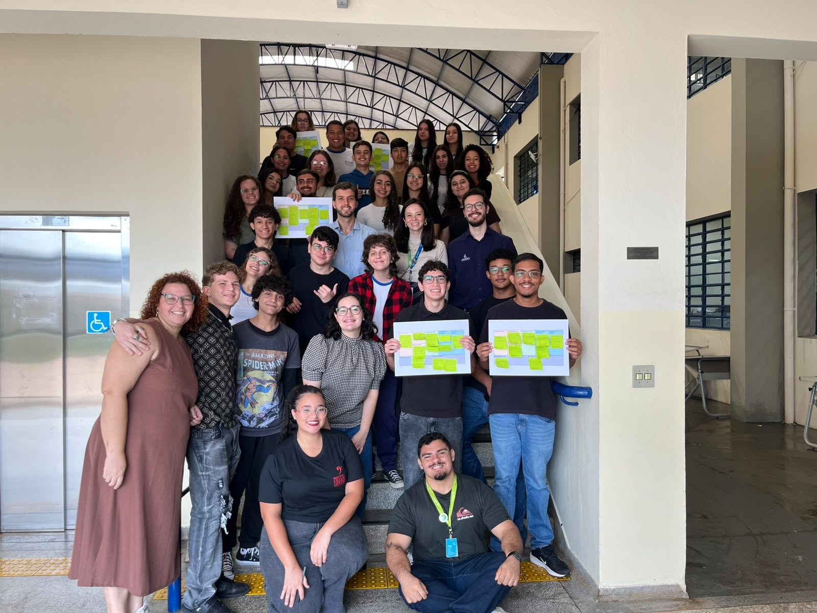 Alunos da ETEC Cidade do Livro na construção dos projetos