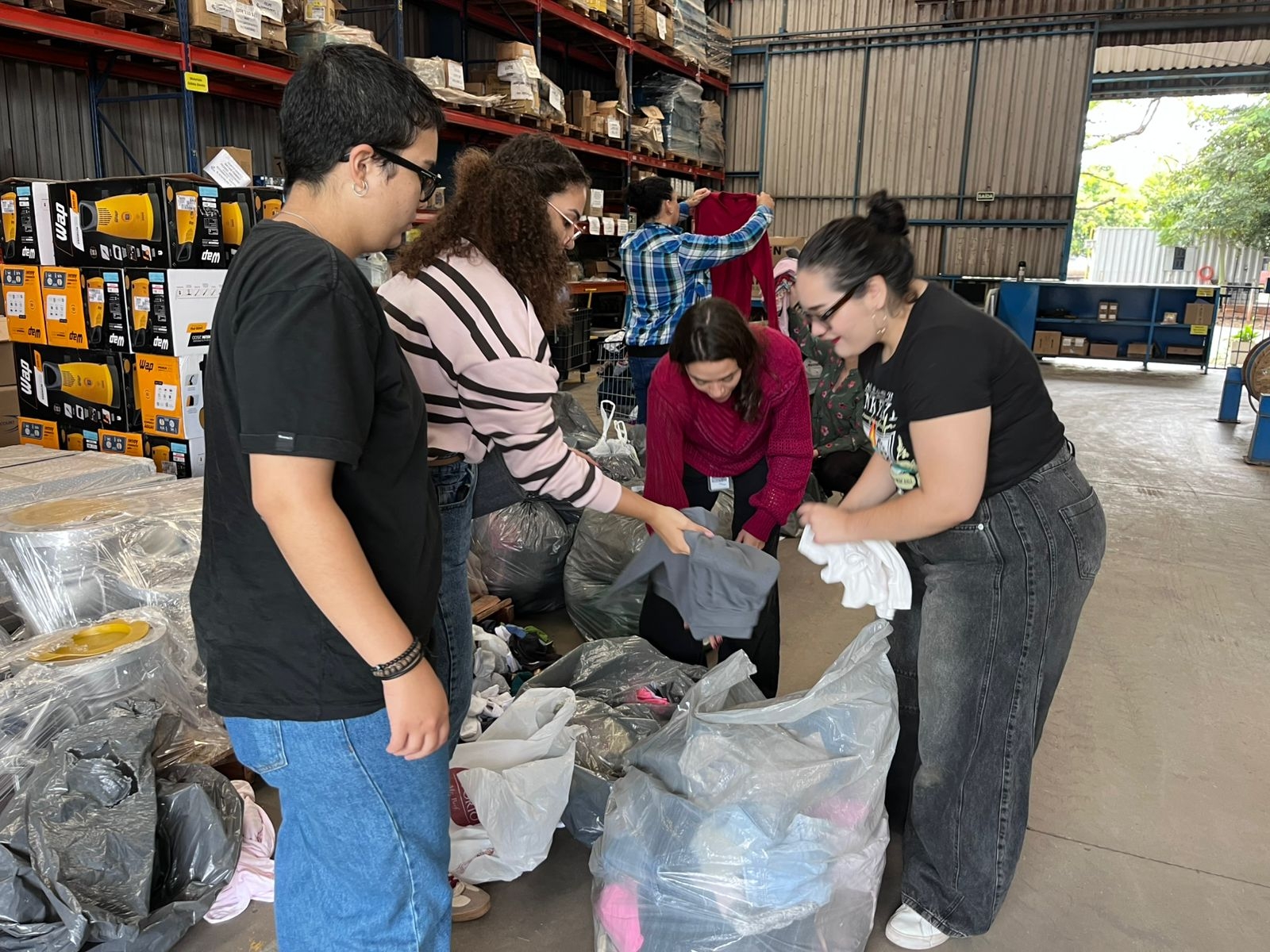 Colaboradores da Lwart em organização de itens arrecadados durante na Campanha do Agasalho 2026