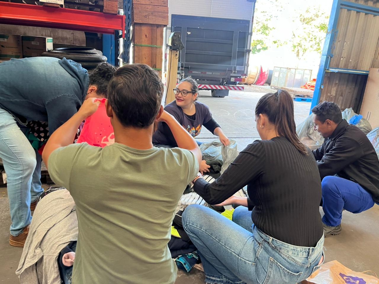 Colaboradores da Lwart participam de triagem das doações