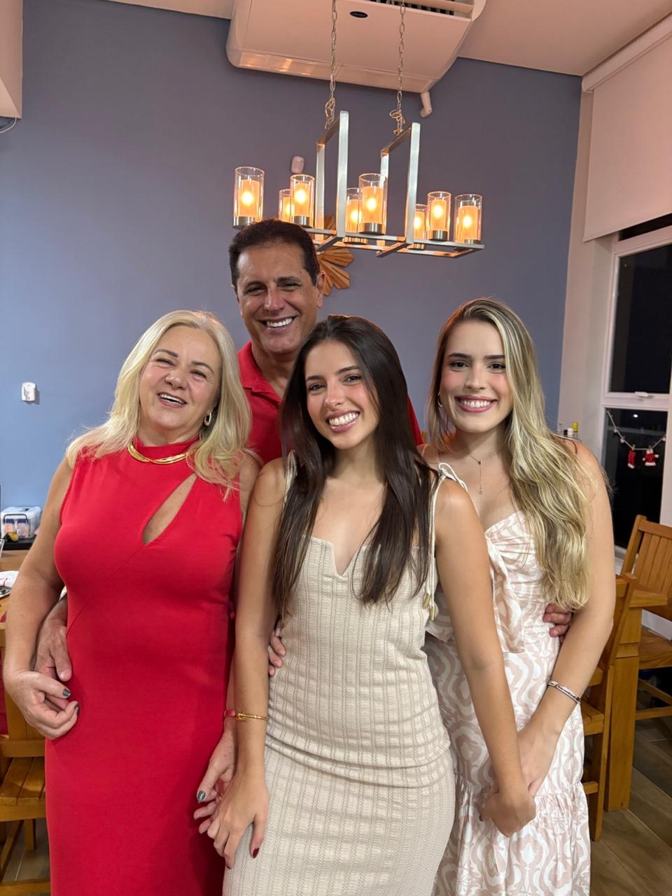 Natal em família: Carlos, Giovanna, Elizabete e a outra filha, Gabriella