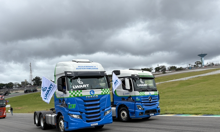 Caminhões da Lwart marcando presença no desfile da Copa Truck 2026, durante a etapa de Interlagos (SP). 