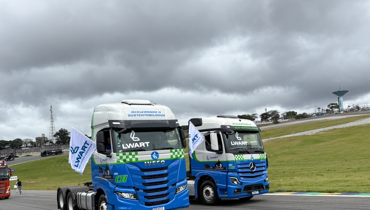 Caminhões da Lwart marcando presença no desfile da Copa Truck 2026, durante a etapa de Interlagos (SP).