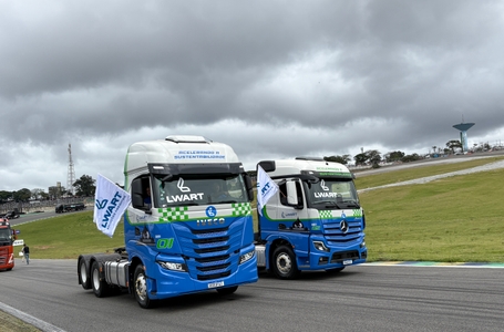 Caminhões da Lwart marcando presença no desfile da Copa Truck 2026, durante a etapa de Interlagos (SP). 