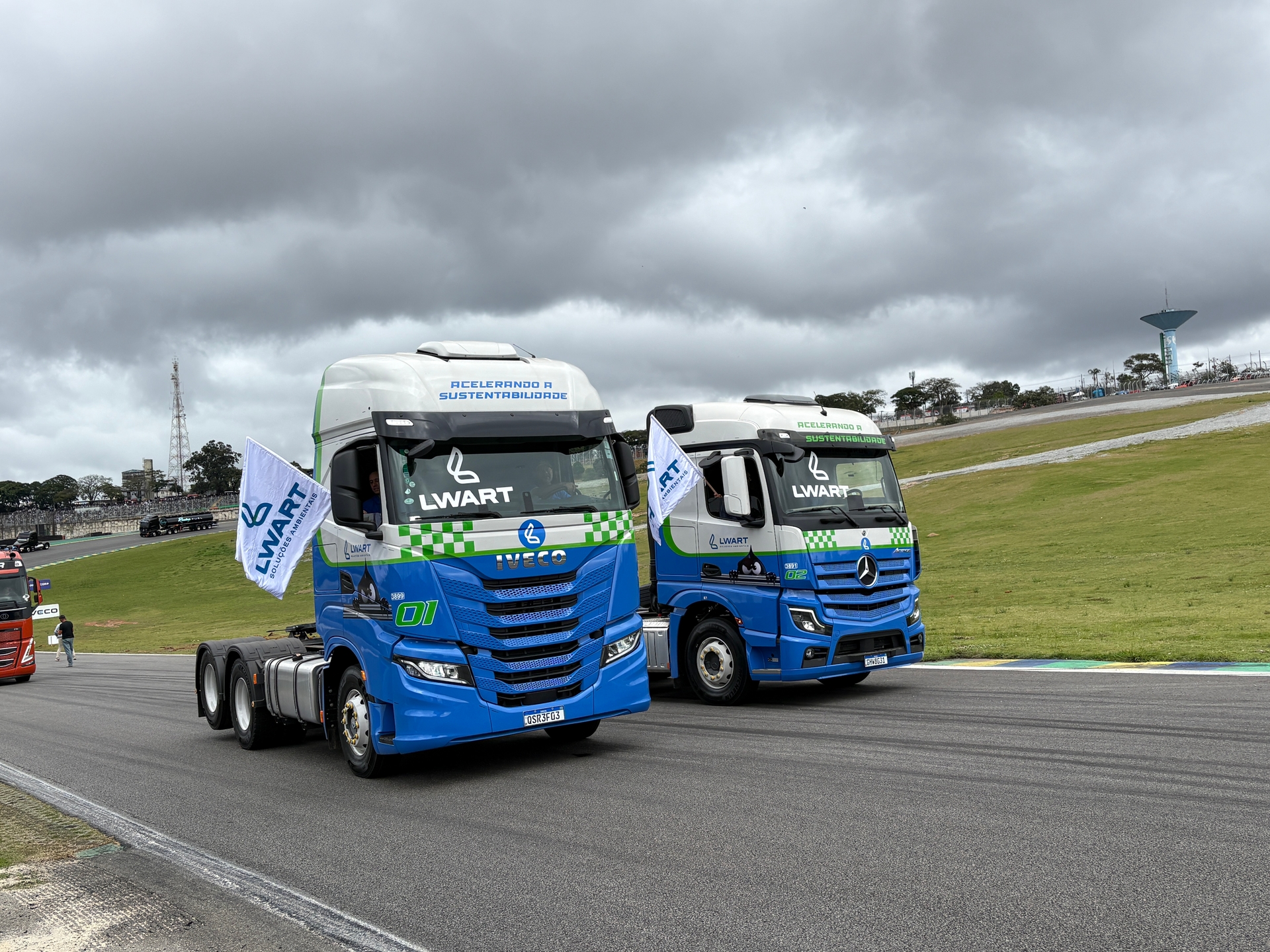 Caminhões da Lwart marcando presença no desfile da Copa Truck 2026, durante a etapa de Interlagos (SP). 